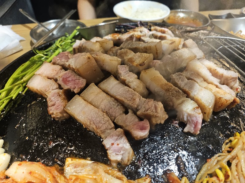 온유월솥뚜껑삼겹살 본점