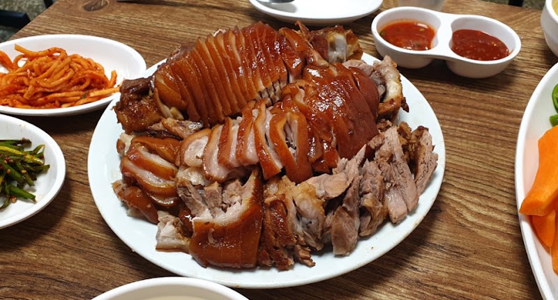 와글와글족발