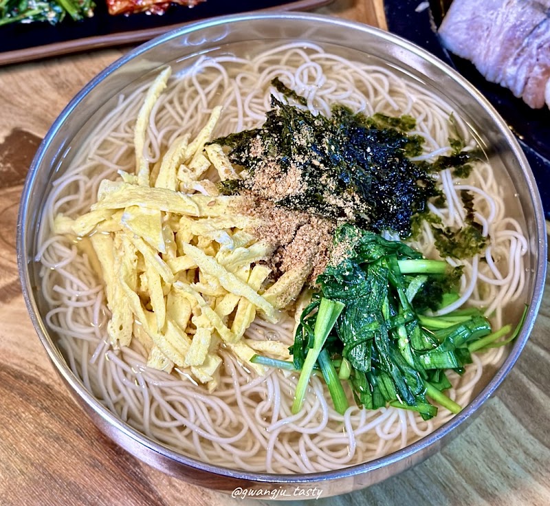 명동보쌈국수